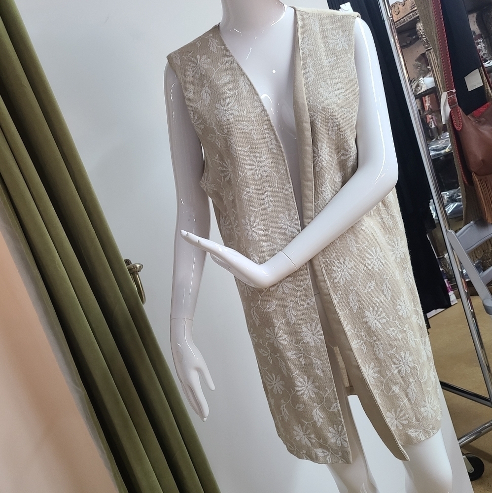 Engè Vest - Picture 3 of 11